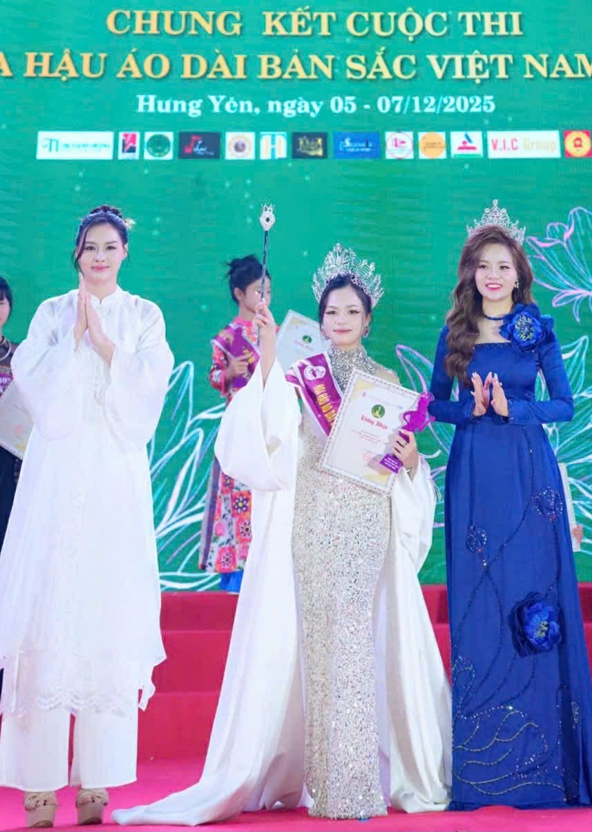 NTK Nhung Cao: "Áo dài không chỉ để mặc mà để kể về tâm hồn người phụ nữ Việt Nam" - Ảnh 2. NTK Nhung Cao: "Áo dài không chỉ để mặc mà để kể về tâm hồn người phụ nữ Việt Nam" - Ảnh 2.