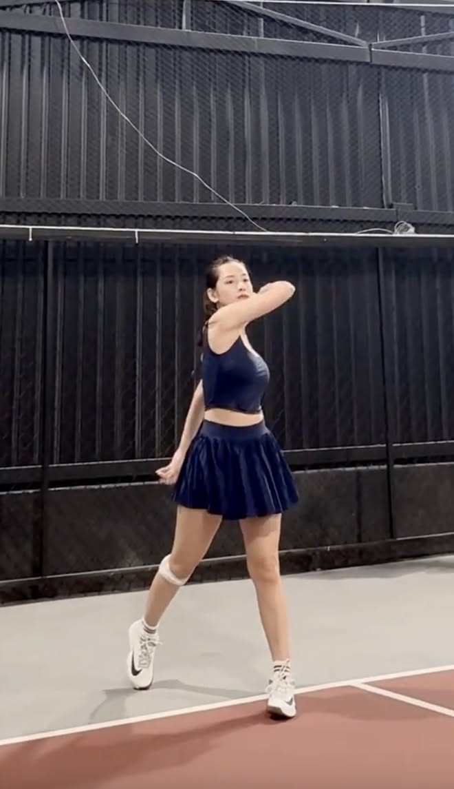 Có mấy tấm ảnh Chi Pu trong style sexy chơi pickleball thôi mà netizen ngắm mãi không rời: Visual bùng nổ, body nét từng centimet!- Ảnh 8. Có mấy tấm ảnh Chi Pu trong style sexy chơi pickleball thôi mà netizen ngắm mãi không rời: Visual bùng nổ, body nét từng centimet!- Ảnh 8.