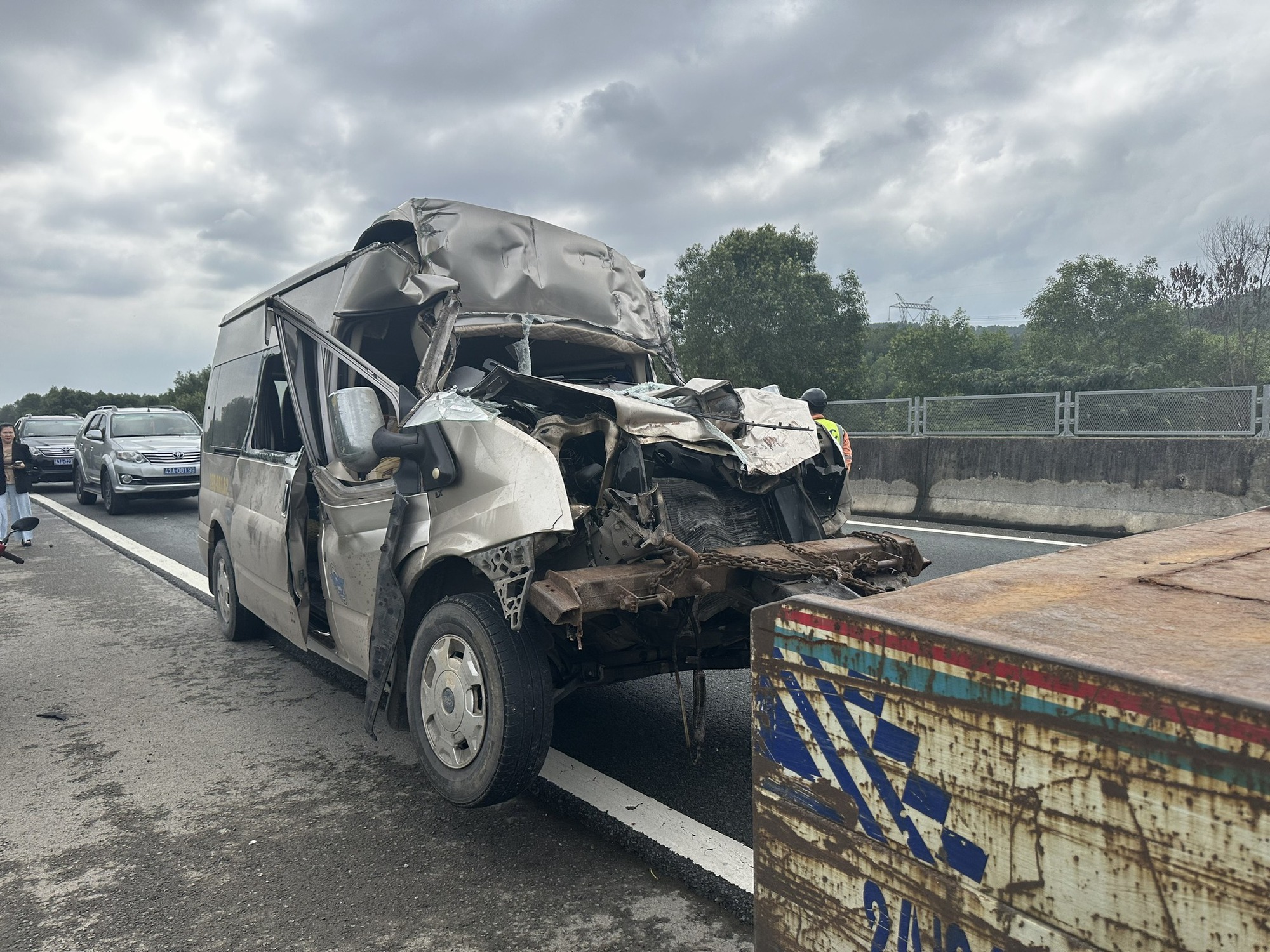 Đưa thi thể 4 nạn nhân vụ tai nạn giao thông Đà Nẵng về quê Ninh Bình - Ảnh 6. Đưa thi thể 4 nạn nhân vụ tai nạn giao thông Đà Nẵng về quê Ninh Bình - Ảnh 6.