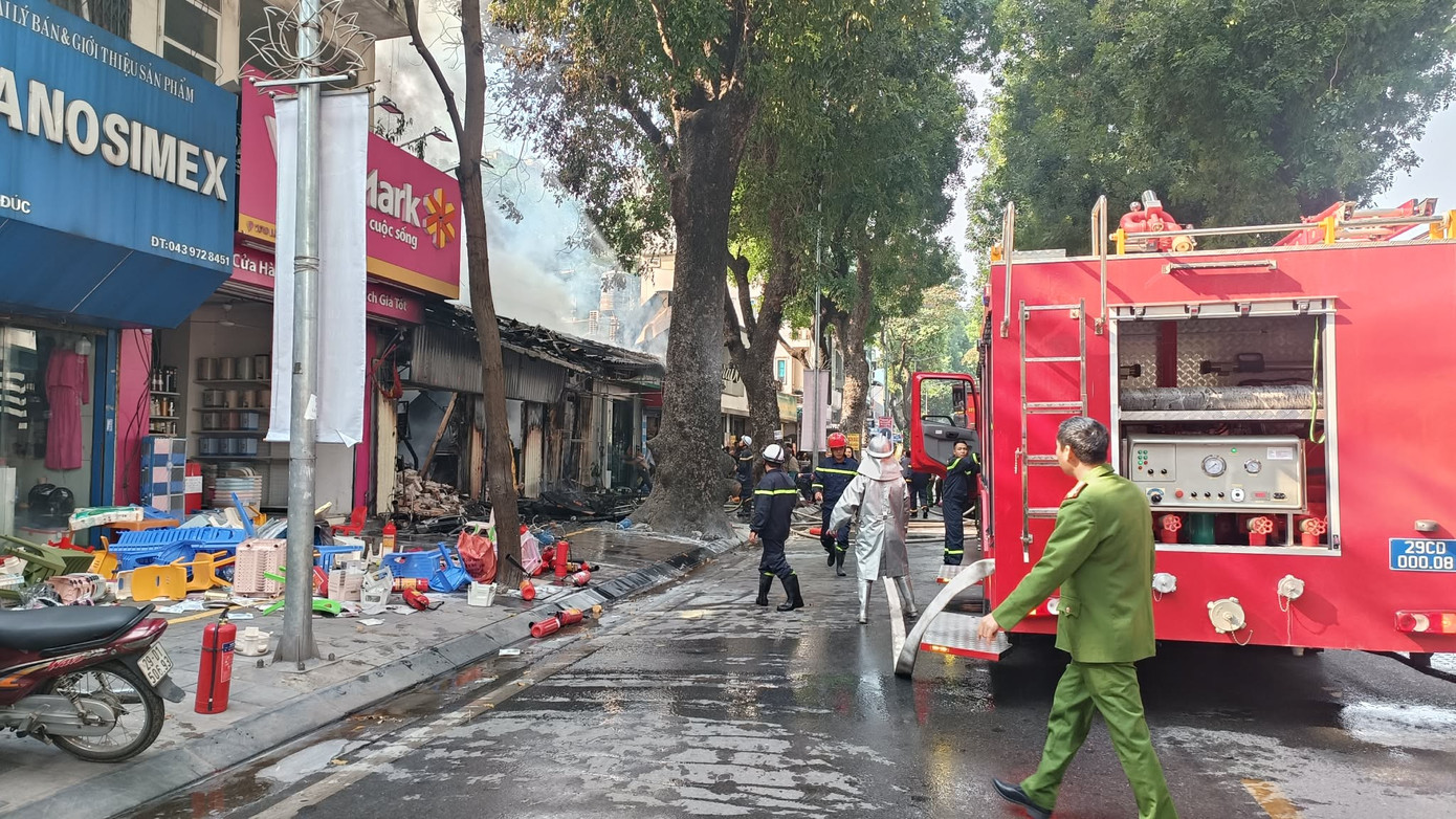 Đám cháy lớn tại phố Lò Đúc , Hà Nội gây hoang mang cho người dân - Ảnh 7.