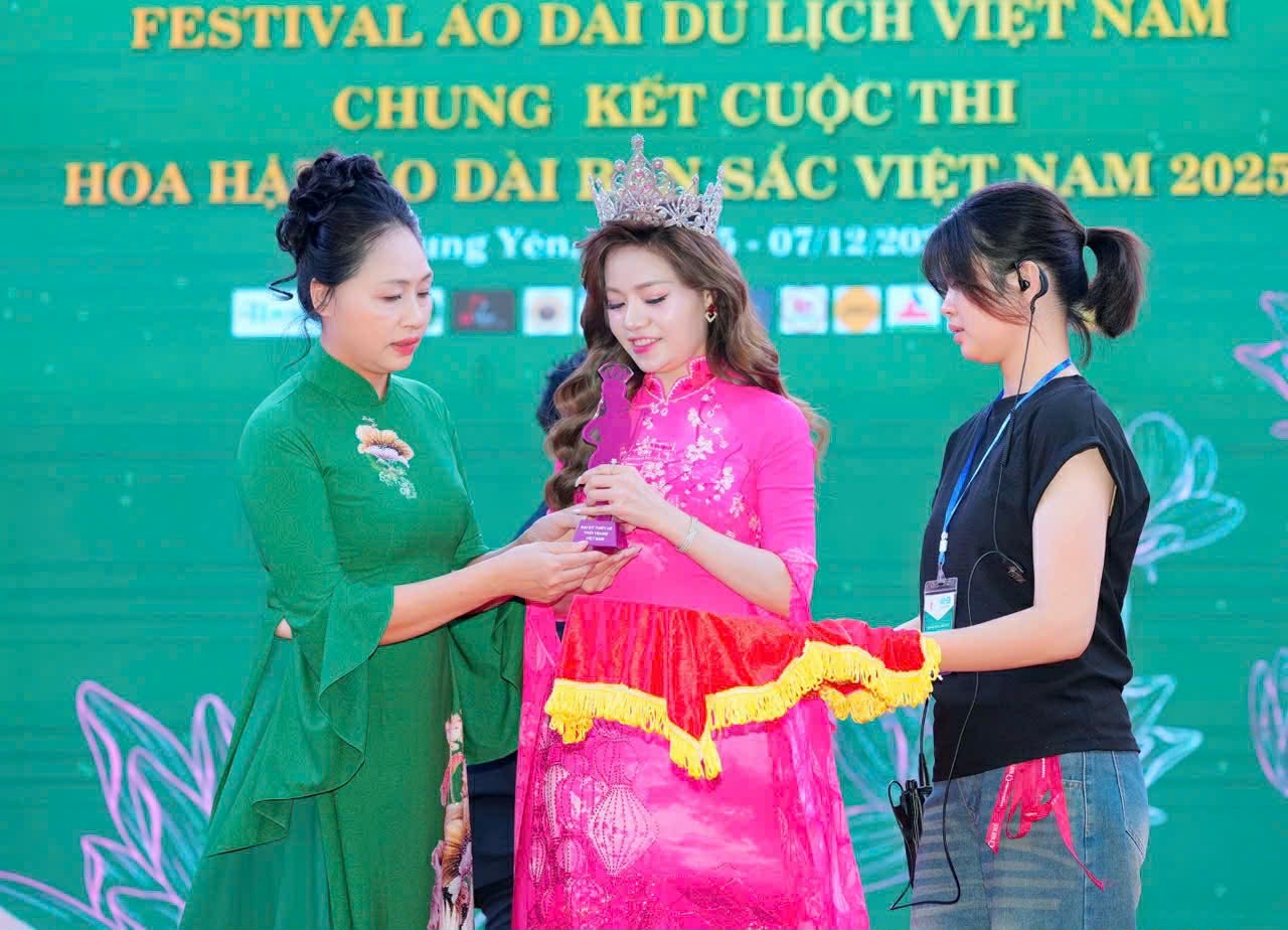 NTK Nhung Cao: "Áo dài không chỉ để mặc mà để kể về tâm hồn người phụ nữ Việt Nam" - Ảnh 3. NTK Nhung Cao: "Áo dài không chỉ để mặc mà để kể về tâm hồn người phụ nữ Việt Nam" - Ảnh 3.