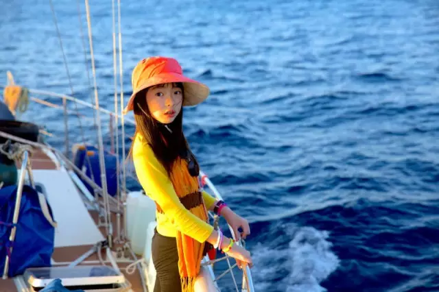 Cặp vợ chồng bỏ việc sống trên biển 12 năm: Bất ngờ về con gái - Ảnh 2. Cặp vợ chồng bỏ việc sống trên biển 12 năm: Bất ngờ về con gái - Ảnh 2.