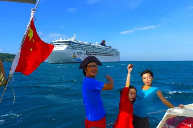 Cặp vợ chồng bỏ việc sống trên biển 12 năm: Bất ngờ về con gái - Ảnh 1. Cặp vợ chồng bỏ việc sống trên biển 12 năm: Bất ngờ về con gái - Ảnh 1.