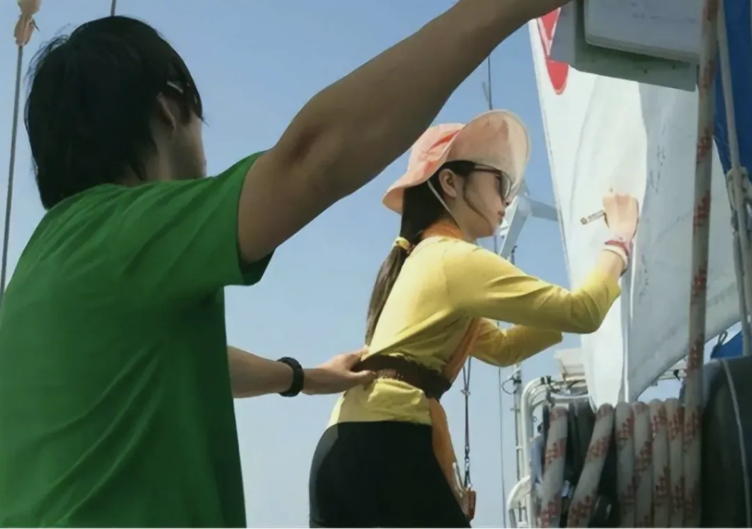 Cặp vợ chồng bỏ việc sống trên biển 12 năm: Bất ngờ về con gái - Ảnh 3. Cặp vợ chồng bỏ việc sống trên biển 12 năm: Bất ngờ về con gái - Ảnh 3.