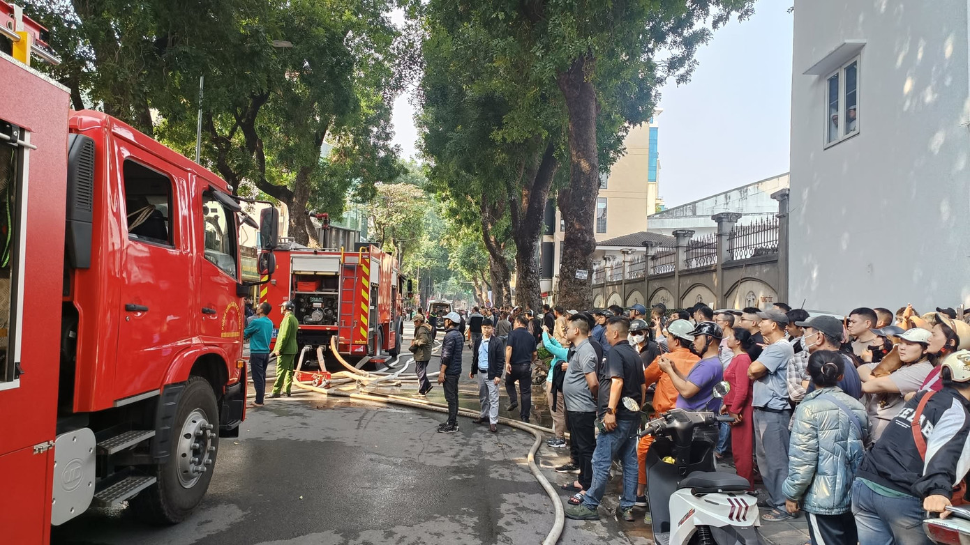 Đám cháy lớn tại phố Lò Đúc , Hà Nội gây hoang mang cho người dân - Ảnh 6.