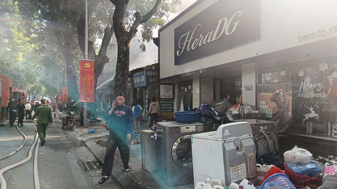 Đám cháy lớn tại phố Lò Đúc , Hà Nội gây hoang mang cho người dân - Ảnh 4.