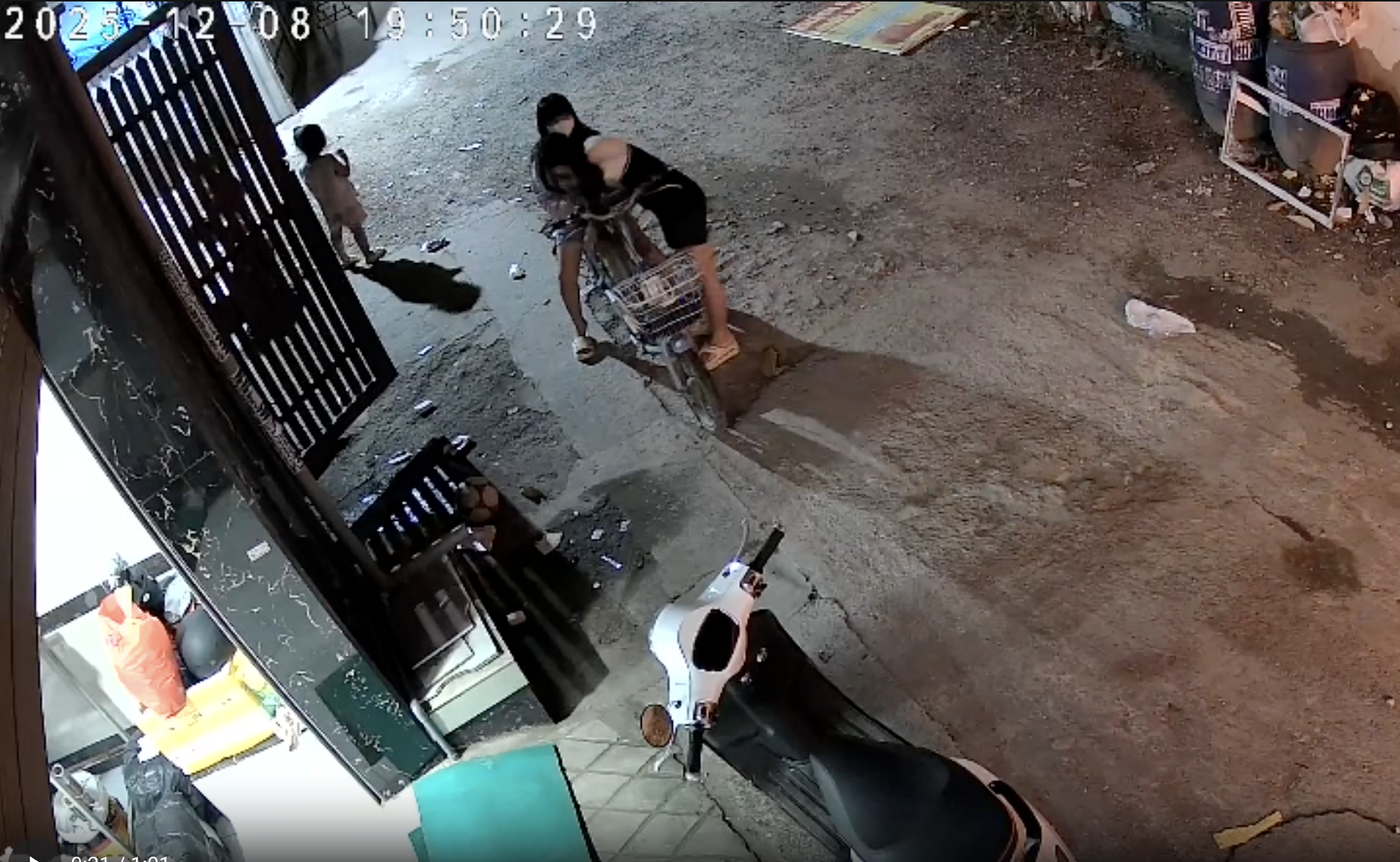 Công an ở TPHCM vào cuộc vụ cô gái nghi cướp bông tai bé 5 tuổi - Ảnh 1.