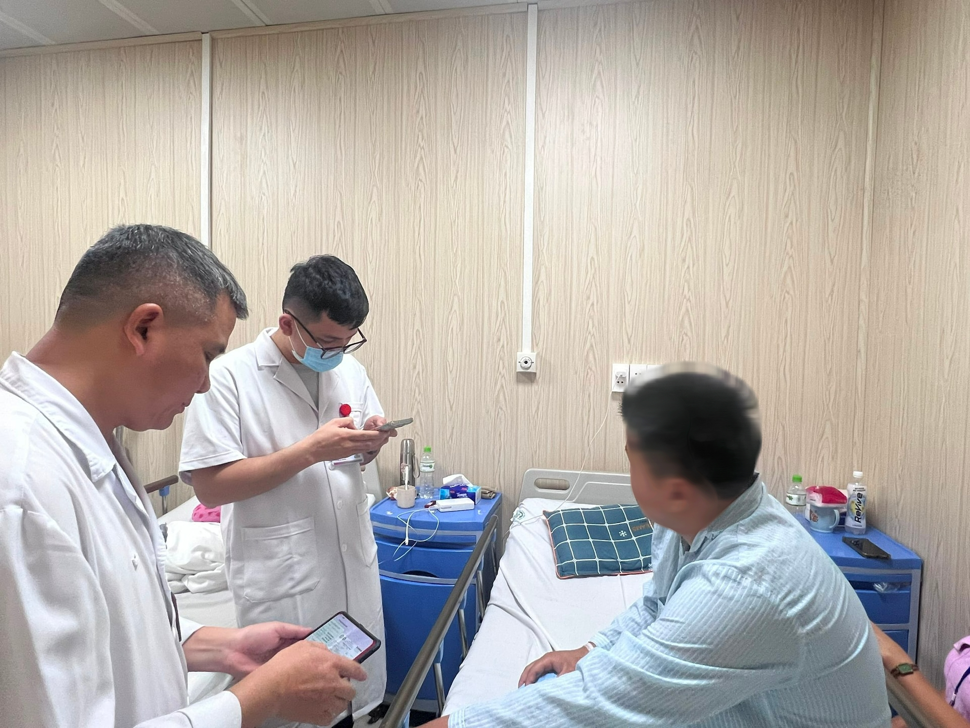 Chàng trai 19 tuổi nguy kịch sau một hơi thuốc lá điện tử - Ảnh 1.