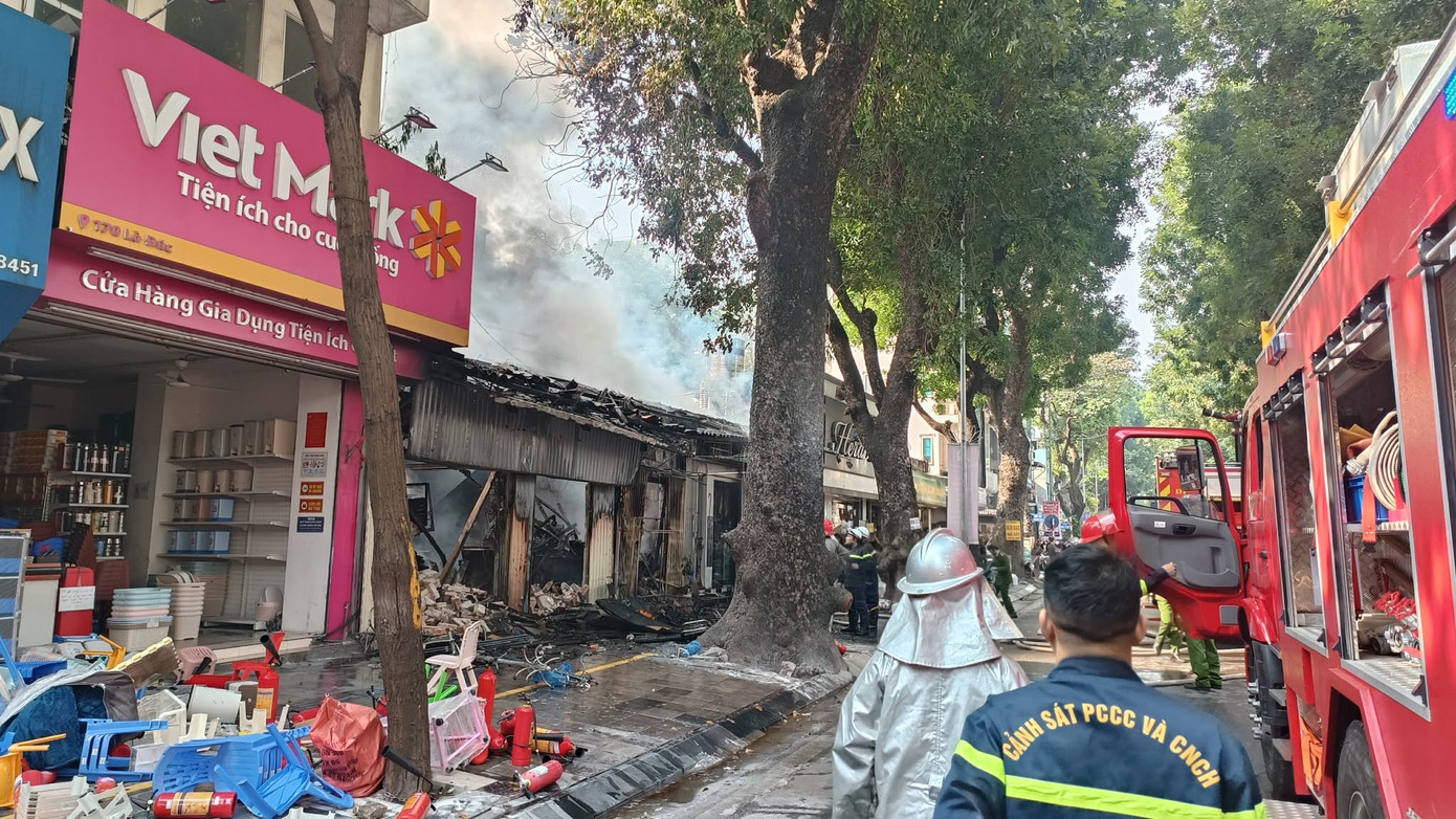 Đám cháy lớn tại phố Lò Đúc , Hà Nội gây hoang mang cho người dân - Ảnh 1.