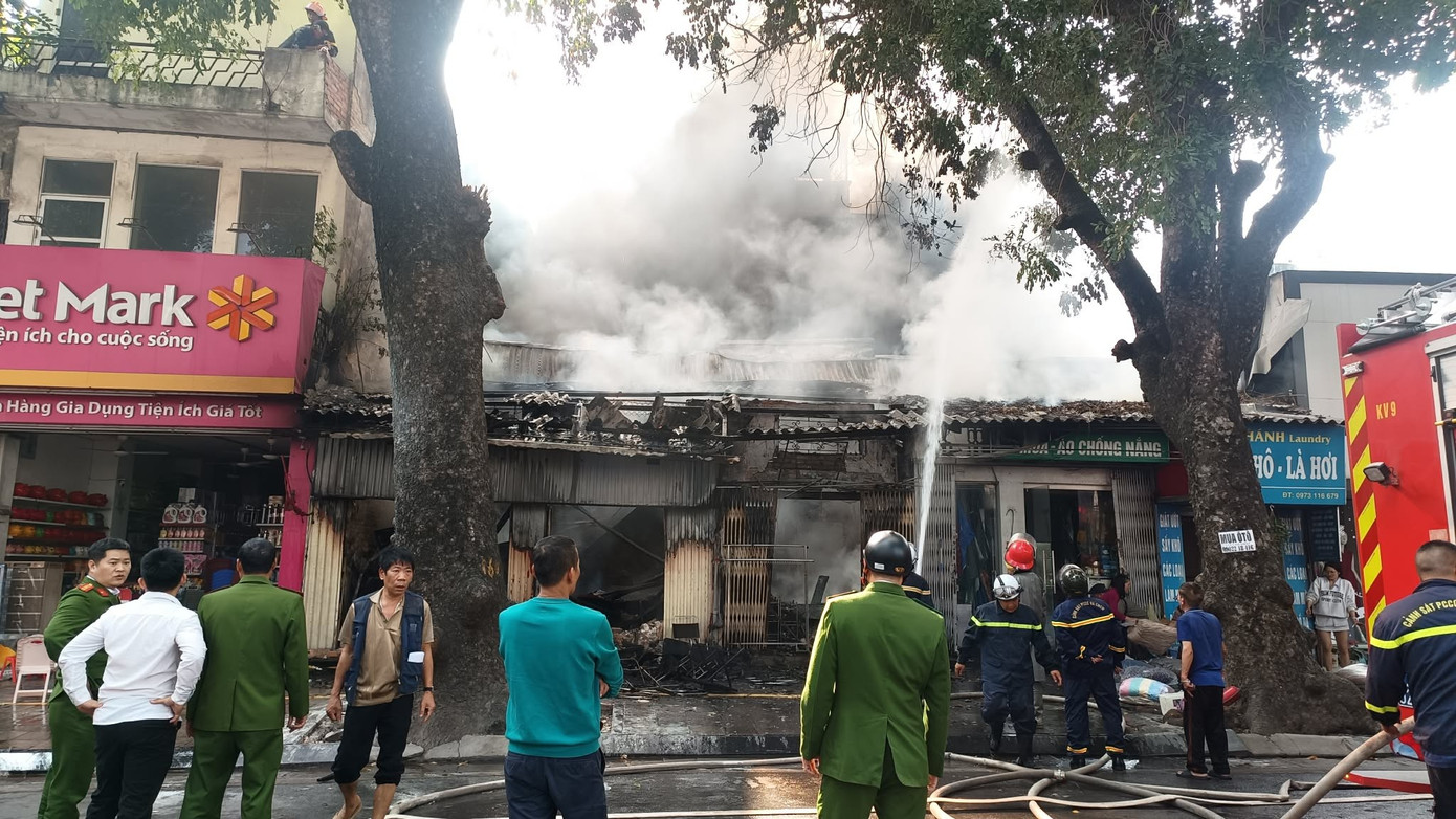 Đám cháy lớn tại phố Lò Đúc , Hà Nội gây hoang mang cho người dân - Ảnh 2.