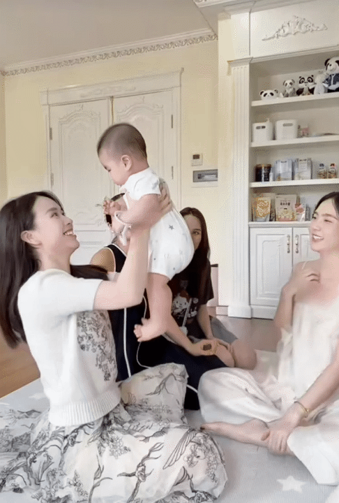 Đi thăm bé Panda, mẹ bỉm Ngô Mai Phương hé lộ một góc biệt thự xa hoa nhà chồng Mai Ngọc- Ảnh 4. Đi thăm bé Panda, mẹ bỉm Ngô Mai Phương hé lộ một góc biệt thự xa hoa nhà chồng Mai Ngọc- Ảnh 4.