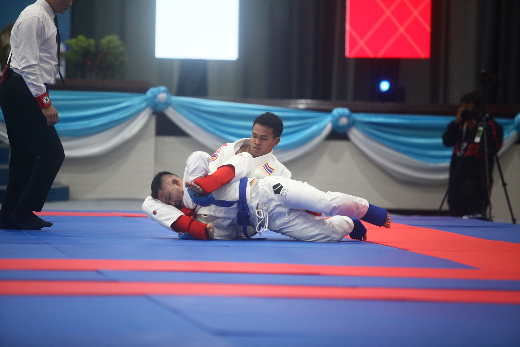 Bị chủ nhà Thái Lan gây bất lợi, nhà vô địch thế giới của Việt Nam thua ngay trận đầu SEA Games - Ảnh 5. Bị chủ nhà Thái Lan gây bất lợi, nhà vô địch thế giới của Việt Nam thua ngay trận đầu SEA Games - Ảnh 5.