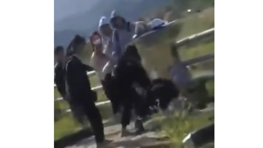 Nữ sinh lớp 10 ở Gia Lai bị nhóm lớp dưới đánh hội đồng - Ảnh 1.