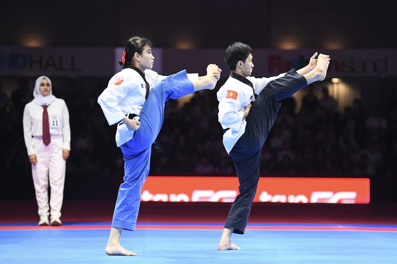 Trai tài gái giỏi Taekwondo Việt Nam ôm nhau bật khóc, vỡ oà cảm xúc khi thắng Thái Lan ở bán kết SEA Games 33- Ảnh 2.