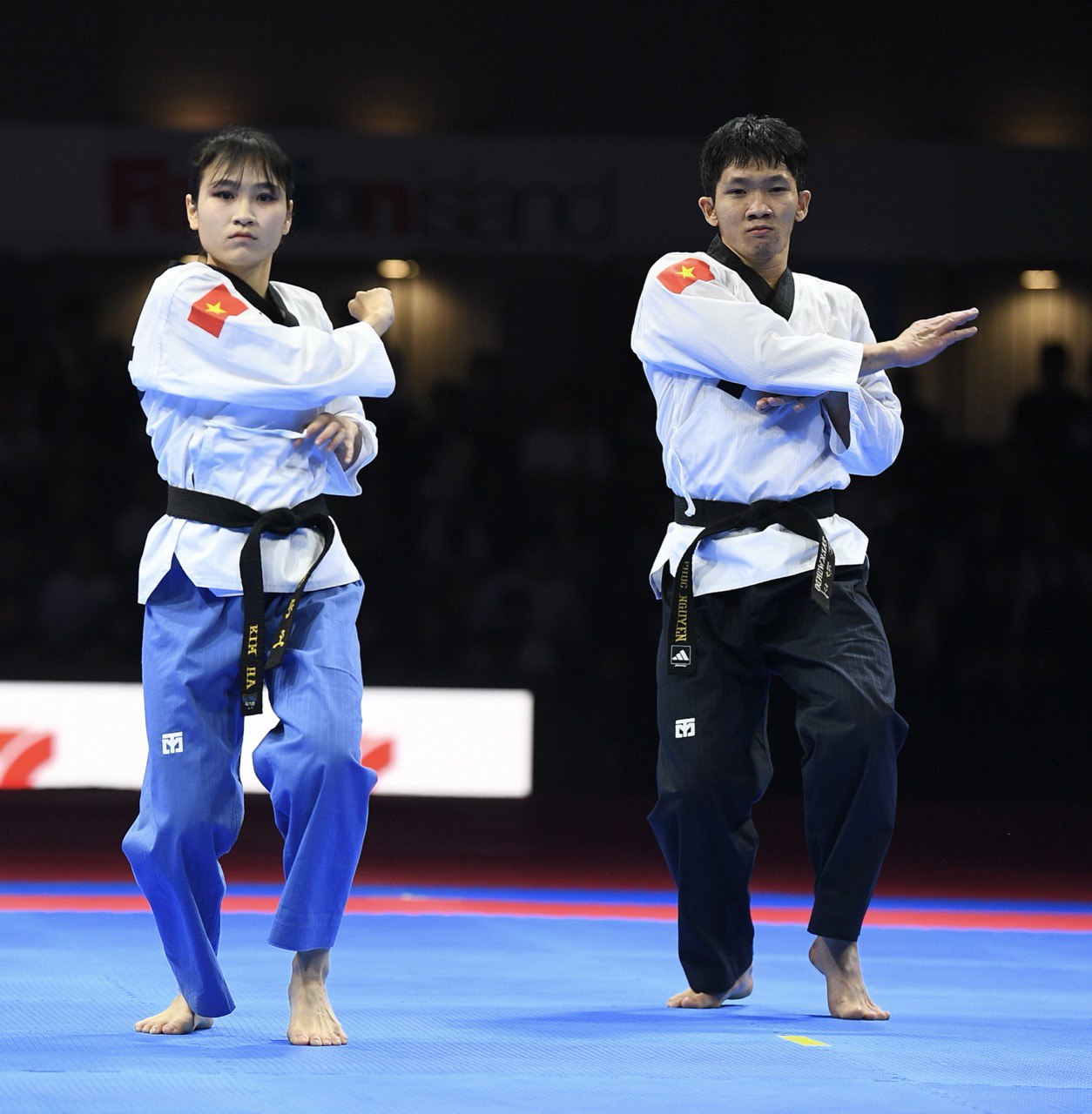 Trai tài gái giỏi Taekwondo Việt Nam ôm nhau bật khóc, vỡ oà cảm xúc khi thắng Thái Lan ở bán kết SEA Games 33- Ảnh 4.
