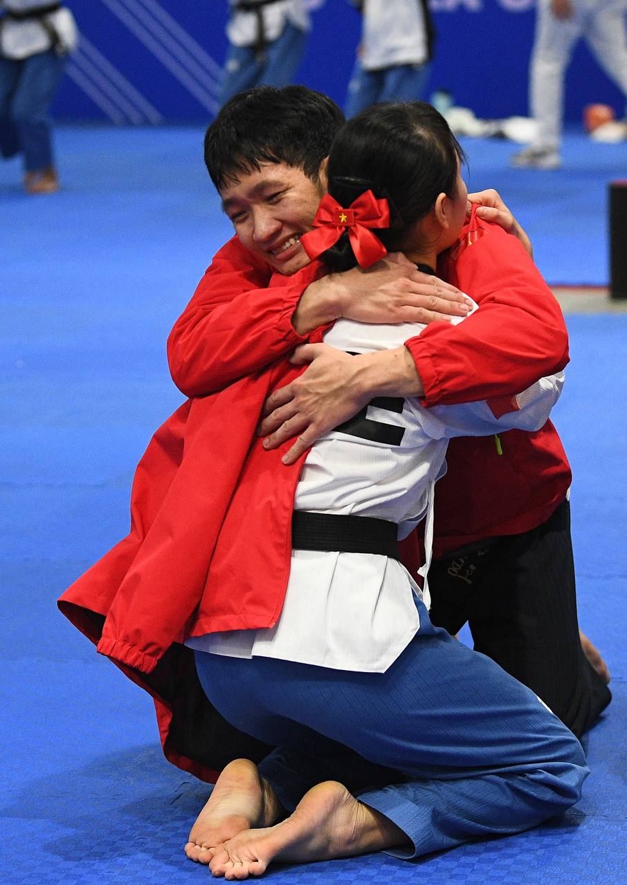 Trai tài gái giỏi Taekwondo Việt Nam ôm nhau bật khóc, vỡ oà cảm xúc khi thắng Thái Lan ở bán kết SEA Games 33- Ảnh 14.