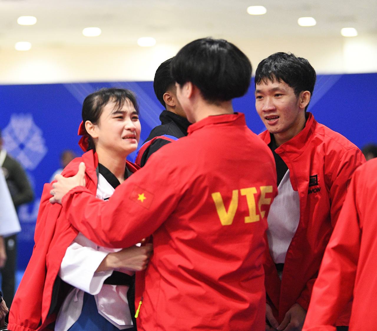 Trai tài gái giỏi Taekwondo Việt Nam ôm nhau bật khóc, vỡ oà cảm xúc khi thắng Thái Lan ở bán kết SEA Games 33- Ảnh 12.