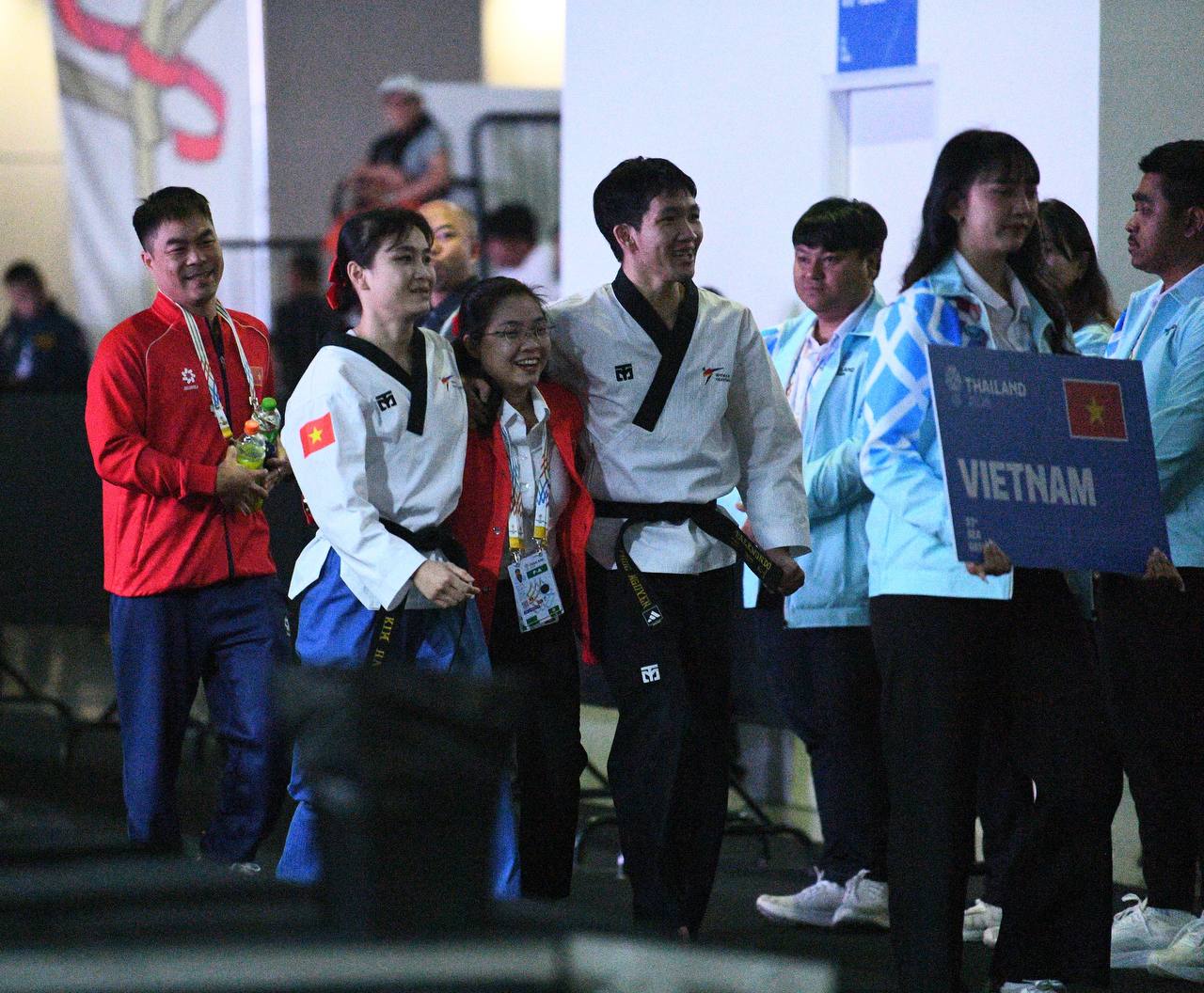 Trai tài gái giỏi Taekwondo Việt Nam ôm nhau bật khóc, vỡ oà cảm xúc khi thắng Thái Lan ở bán kết SEA Games 33- Ảnh 10.