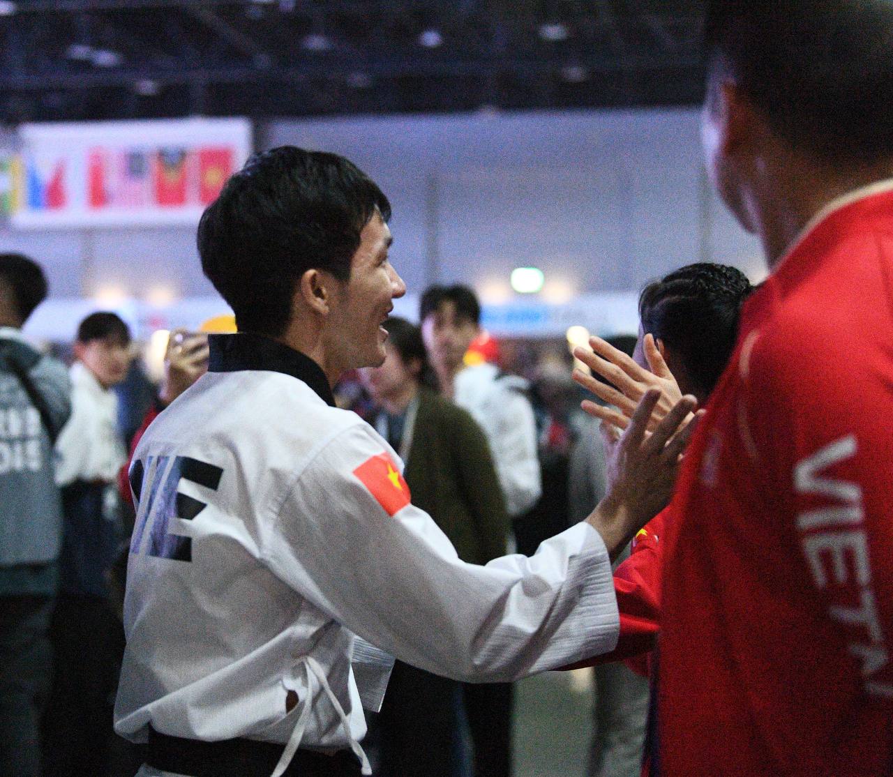 Trai tài gái giỏi Taekwondo Việt Nam ôm nhau bật khóc, vỡ oà cảm xúc khi thắng Thái Lan ở bán kết SEA Games 33- Ảnh 11.