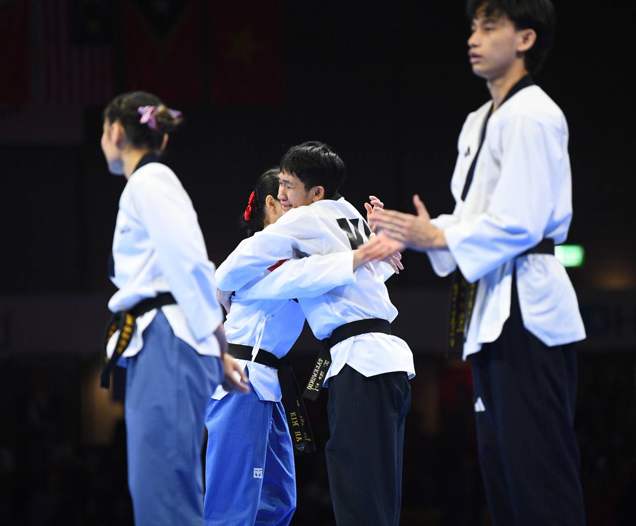 Trai tài gái giỏi Taekwondo Việt Nam ôm nhau bật khóc, vỡ oà cảm xúc khi thắng Thái Lan ở bán kết SEA Games 33- Ảnh 8.