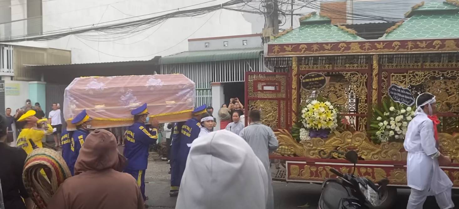 Linh cữu Thương Tín được đưa đi an tang, con gái thất thần - Ảnh 1. Linh cữu Thương Tín được đưa đi an tang, con gái thất thần - Ảnh 1.