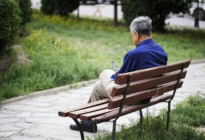 Bà giúp việc cảnh báo: Câu nói bí ẩn về bố chồng khiến con dâu lo lắng - Ảnh 2.