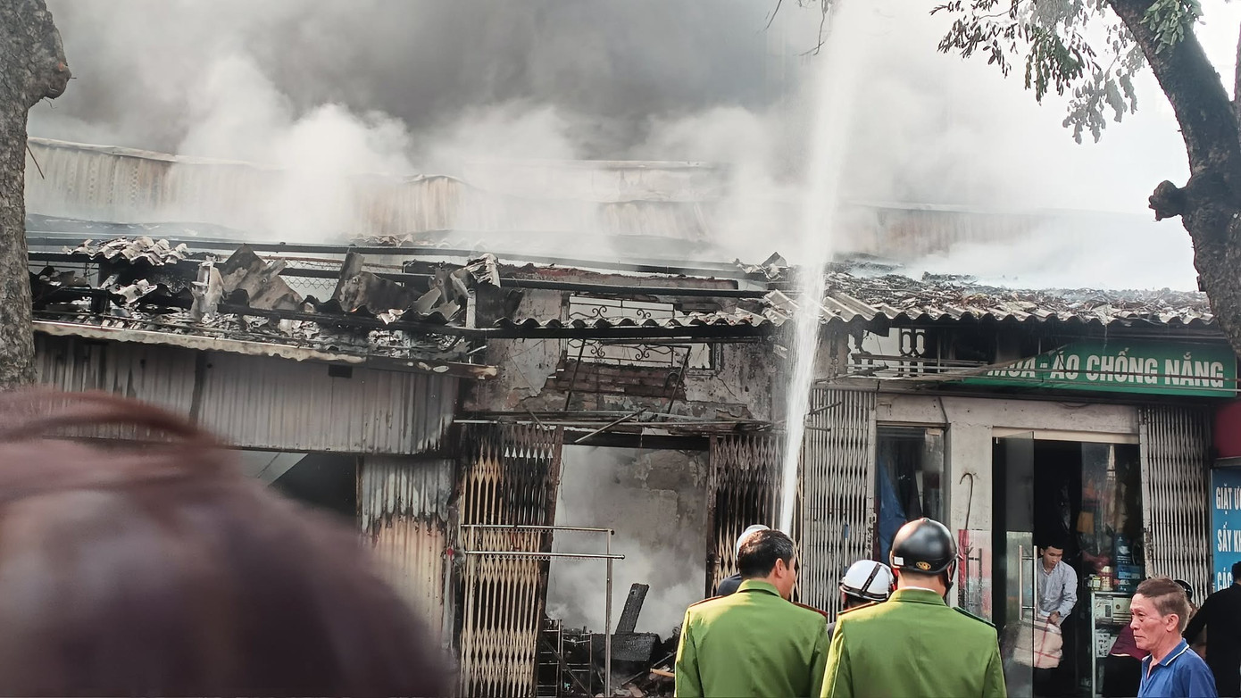 Đám cháy lớn tại phố Lò Đúc , Hà Nội gây hoang mang cho người dân - Ảnh 3.