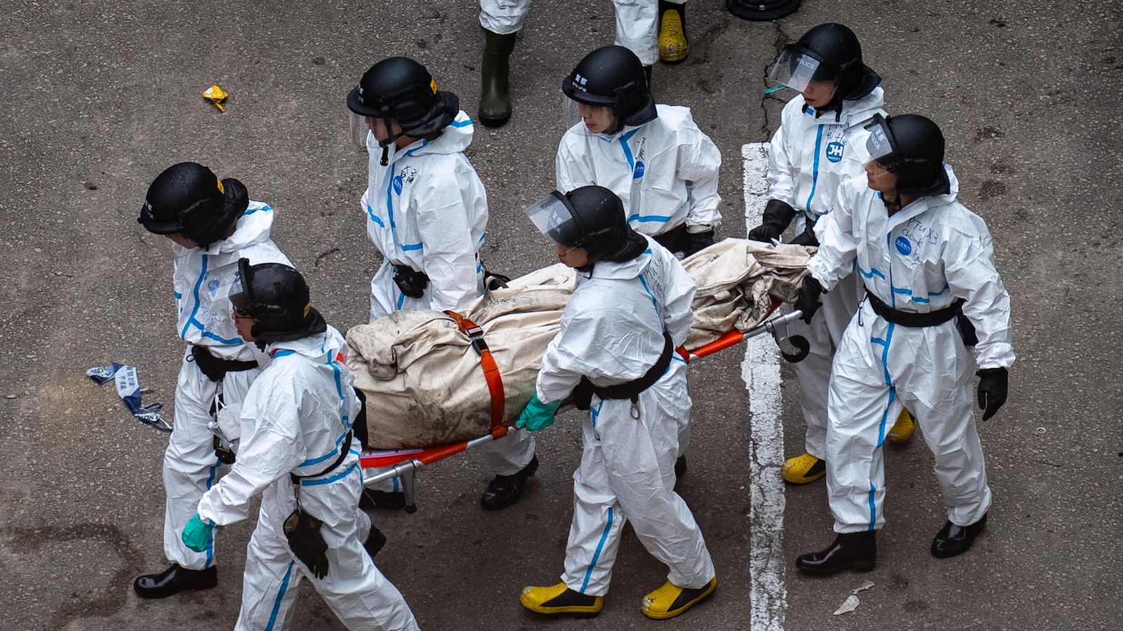Dừng tìm nạn nhân vụ cháy chung cư Hong Kong, số phận của những người chưa được tìm thấy sẽ thế nào? - Ảnh 2.
