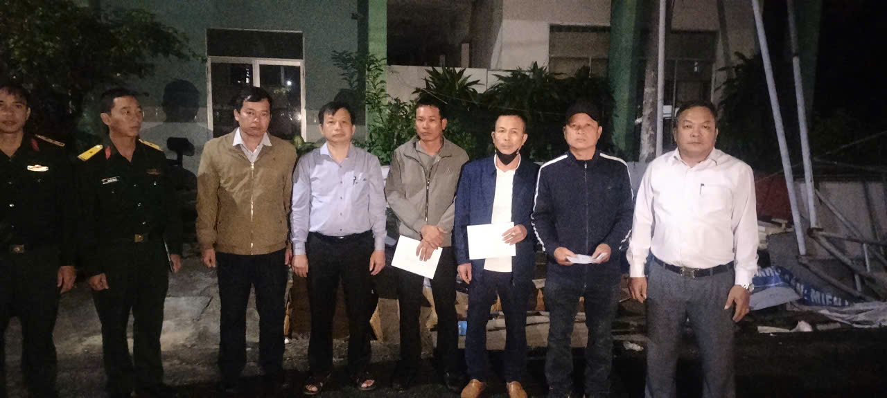 Đưa thi thể 4 nạn nhân vụ tai nạn giao thông Đà Nẵng về quê Ninh Bình - Ảnh 3. Đưa thi thể 4 nạn nhân vụ tai nạn giao thông Đà Nẵng về quê Ninh Bình - Ảnh 3.