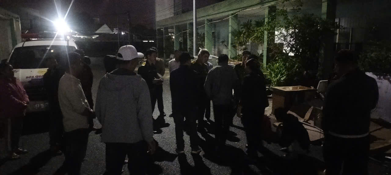 Đưa thi thể 4 nạn nhân vụ tai nạn giao thông Đà Nẵng về quê Ninh Bình - Ảnh 1. Đưa thi thể 4 nạn nhân vụ tai nạn giao thông Đà Nẵng về quê Ninh Bình - Ảnh 1.