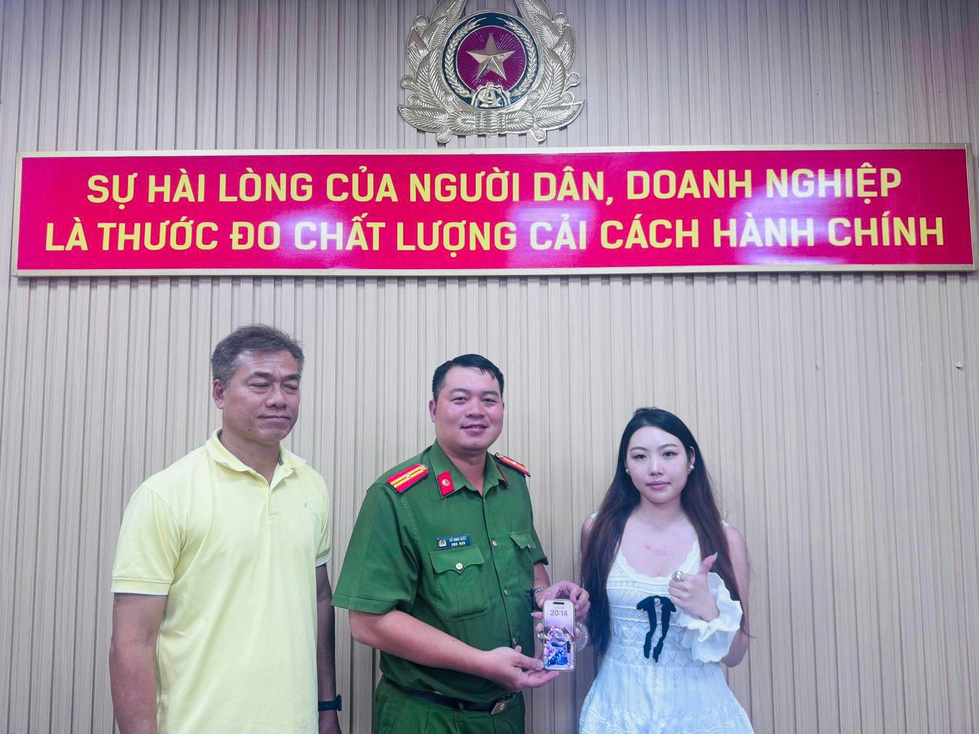 Nữ hành khách Trung Quốc tá hỏa sau khi rời taxi - Ảnh 1.