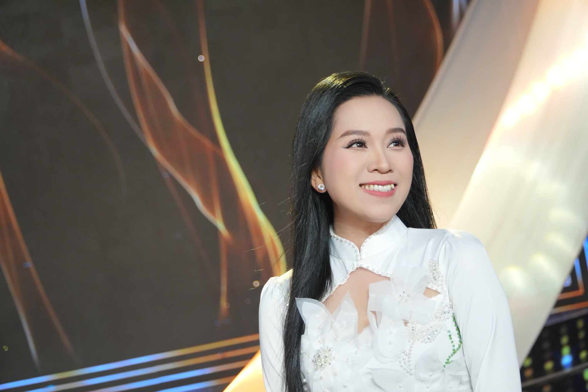 Hồng Phượng trở lại với minishow sau 3 năm biến cố: "Tôi sẽ làm hết sức, không tính lời hay lỗ" - Ảnh 1. Hồng Phượng trở lại với minishow sau 3 năm biến cố: "Tôi sẽ làm hết sức, không tính lời hay lỗ" - Ảnh 1.