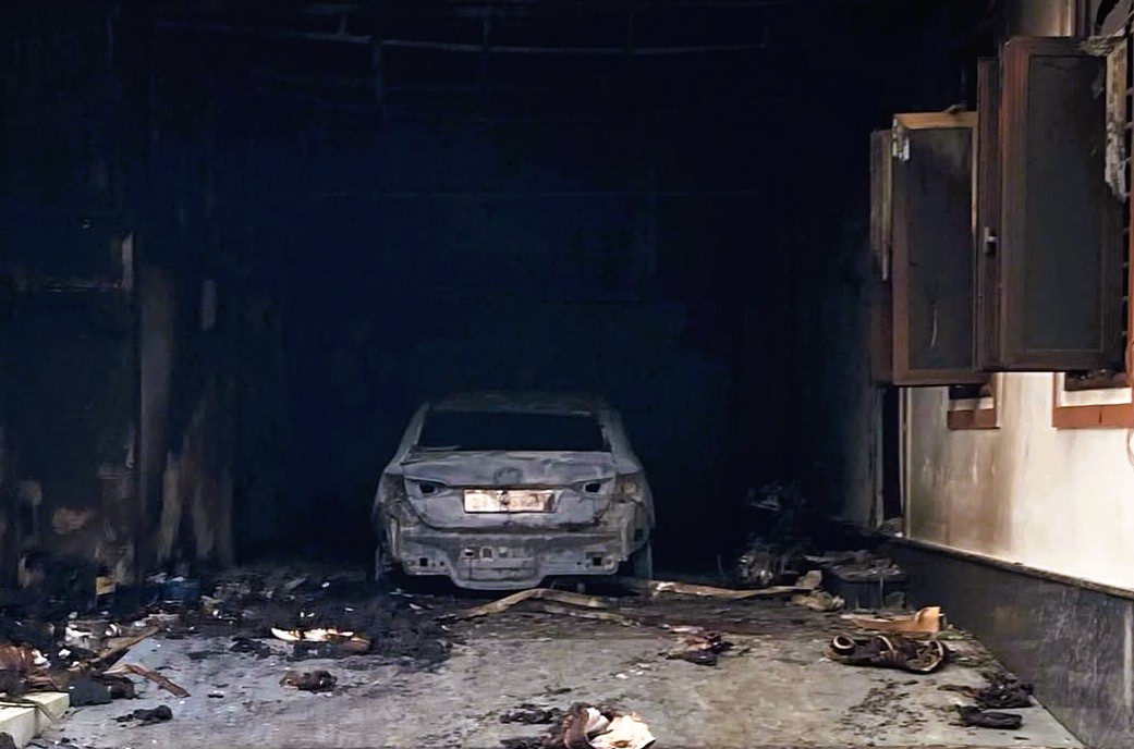 Nghi án người đàn ông phóng hỏa đốt ô tô rồi tự thiêu - Ảnh 1.