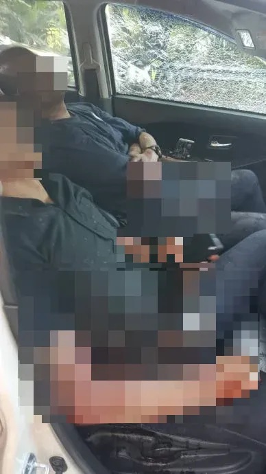 2 người đàn ông ngồi trong ô tô bị bắn, nhìn vào xe ai cũng sợ hãi - Ảnh 1.