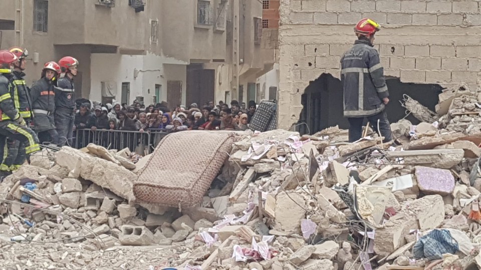 Thảm họa sập tòa nhà: Người dân đào bới tìm người thân - Ảnh 3. Thảm họa sập tòa nhà: Người dân đào bới tìm người thân - Ảnh 3.