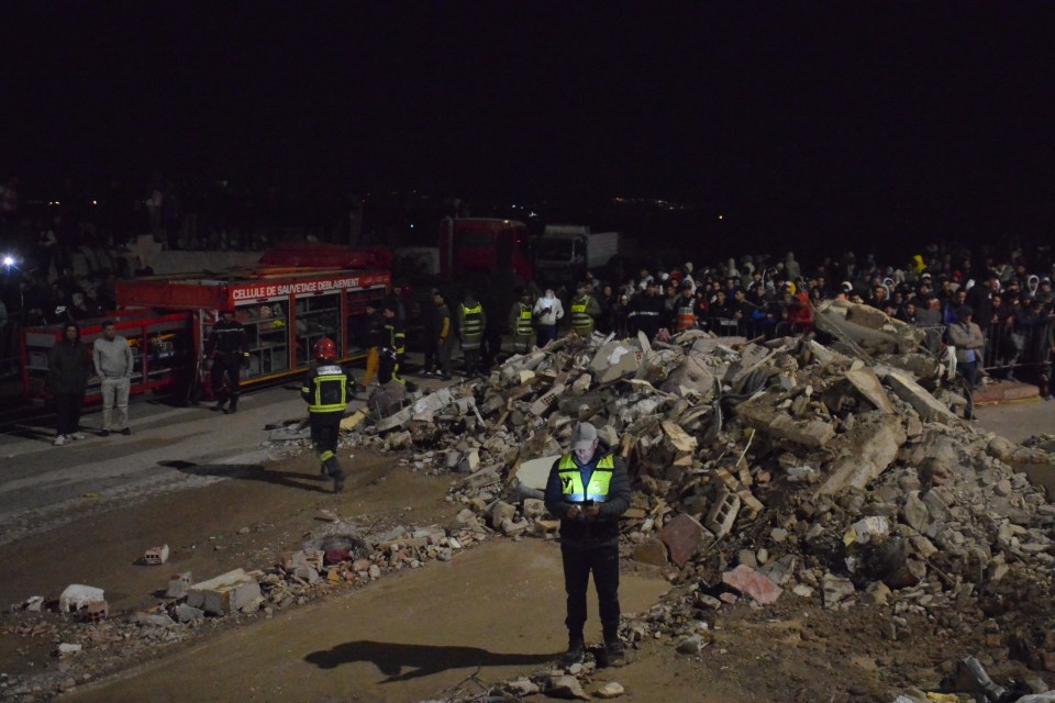 Thảm họa sập tòa nhà: Người dân đào bới tìm người thân - Ảnh 5. Thảm họa sập tòa nhà: Người dân đào bới tìm người thân - Ảnh 5.