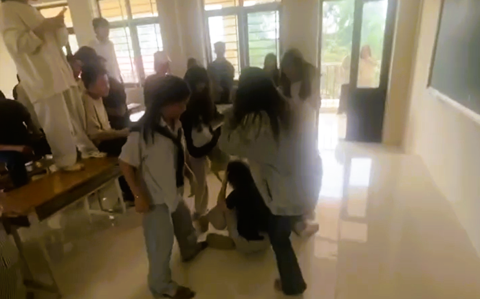 Nữ Sinh Lớp 10 Ở Thanh Hóa Nhập Viện Sau Khi Bị &Quot;Đánh Hội Đồng&Quot; Giữa Lớp Học Nữ Sinh Lớp 10 Ở Thanh Hóa Bị