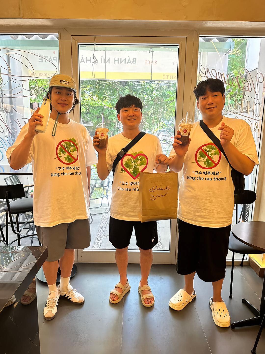 Khách Hàn đến Việt Nam mặc áo có dòng chữ đặc biệt, nhất định không ăn một loại rau - Ảnh 3.