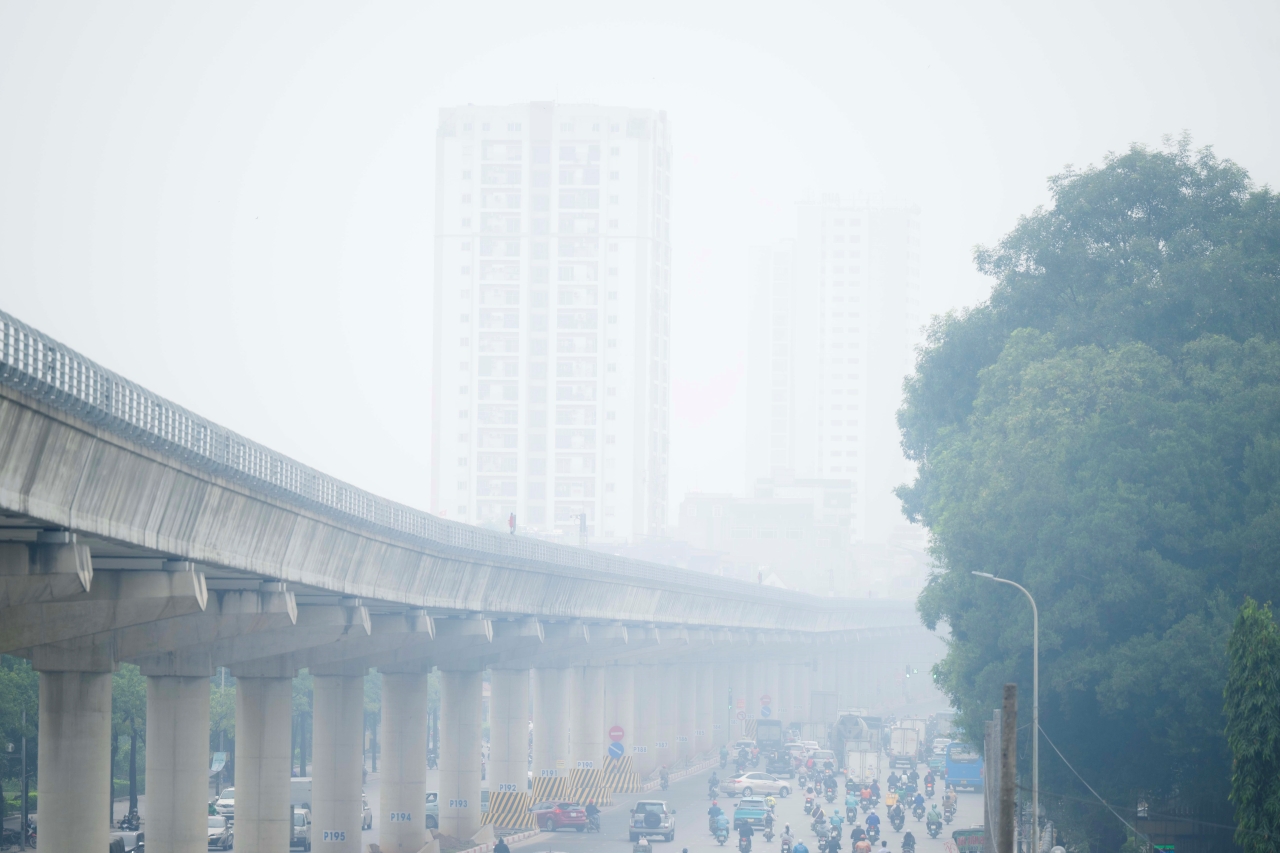 Giữa trưa bầu trời Hà Nội vẫn mù mịt, nhiều toà nhà "mất hút" trong lớp không khí đục ngầu: Người dân tuyệt đối chú ý- Ảnh 11. Giữa trưa bầu trời Hà Nội vẫn mù mịt, nhiều toà nhà "mất hút" trong lớp không khí đục ngầu: Người dân tuyệt đối chú ý- Ảnh 11.