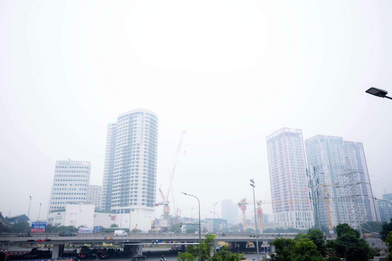 Giữa trưa bầu trời Hà Nội vẫn mù mịt, nhiều toà nhà "mất hút" trong lớp không khí đục ngầu: Người dân tuyệt đối chú ý- Ảnh 9. Giữa trưa bầu trời Hà Nội vẫn mù mịt, nhiều toà nhà "mất hút" trong lớp không khí đục ngầu: Người dân tuyệt đối chú ý- Ảnh 9.