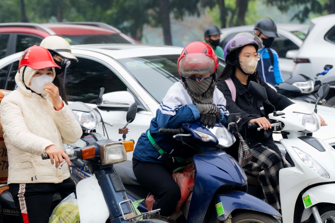 Giữa trưa bầu trời Hà Nội vẫn mù mịt, nhiều toà nhà "mất hút" trong lớp không khí đục ngầu: Người dân tuyệt đối chú ý- Ảnh 12. Giữa trưa bầu trời Hà Nội vẫn mù mịt, nhiều toà nhà "mất hút" trong lớp không khí đục ngầu: Người dân tuyệt đối chú ý- Ảnh 12.