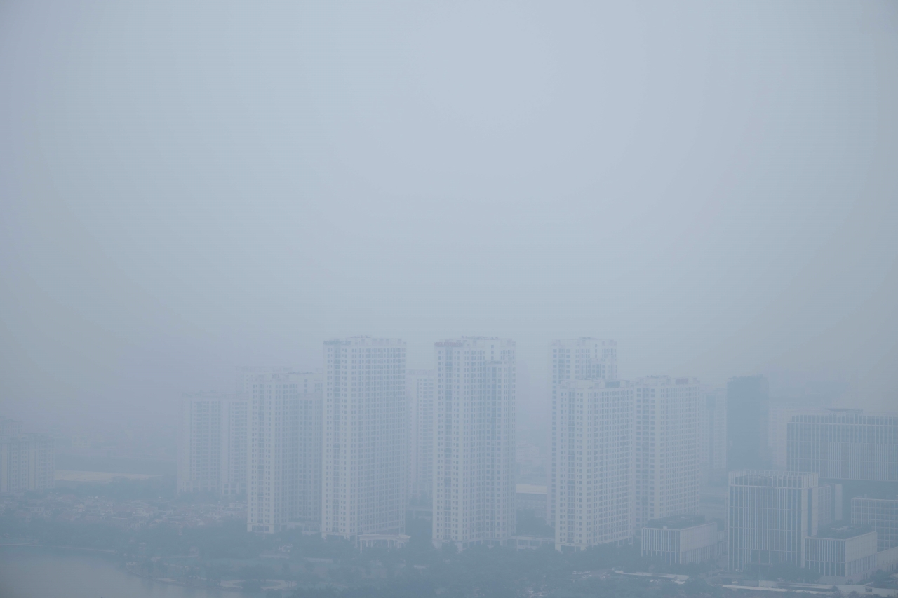 Giữa trưa bầu trời Hà Nội vẫn mù mịt, nhiều toà nhà "mất hút" trong lớp không khí đục ngầu: Người dân tuyệt đối chú ý- Ảnh 7. Giữa trưa bầu trời Hà Nội vẫn mù mịt, nhiều toà nhà "mất hút" trong lớp không khí đục ngầu: Người dân tuyệt đối chú ý- Ảnh 7.