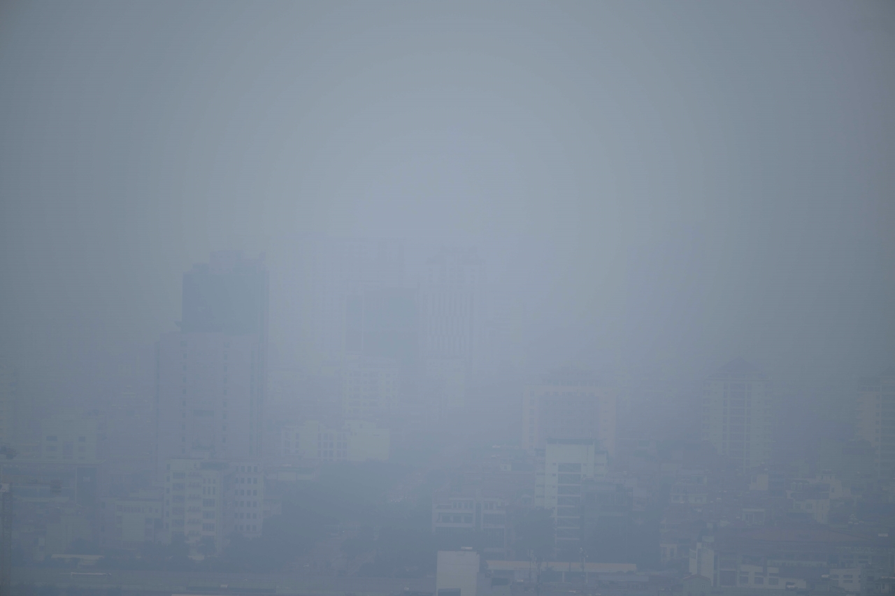 Giữa trưa bầu trời Hà Nội vẫn mù mịt, nhiều toà nhà "mất hút" trong lớp không khí đục ngầu: Người dân tuyệt đối chú ý- Ảnh 6. Giữa trưa bầu trời Hà Nội vẫn mù mịt, nhiều toà nhà "mất hút" trong lớp không khí đục ngầu: Người dân tuyệt đối chú ý- Ảnh 6.