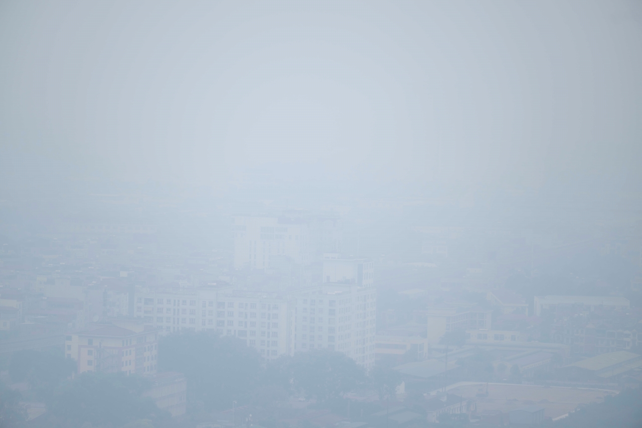 Giữa trưa bầu trời Hà Nội vẫn mù mịt, nhiều toà nhà "mất hút" trong lớp không khí đục ngầu: Người dân tuyệt đối chú ý- Ảnh 2. Giữa trưa bầu trời Hà Nội vẫn mù mịt, nhiều toà nhà "mất hút" trong lớp không khí đục ngầu: Người dân tuyệt đối chú ý- Ảnh 2.