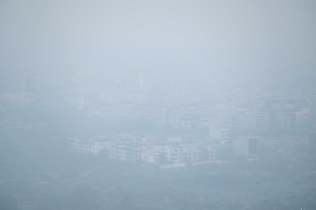 Giữa trưa bầu trời Hà Nội vẫn mù mịt, nhiều toà nhà "mất hút" trong lớp không khí đục ngầu: Người dân tuyệt đối chú ý- Ảnh 5. Giữa trưa bầu trời Hà Nội vẫn mù mịt, nhiều toà nhà "mất hút" trong lớp không khí đục ngầu: Người dân tuyệt đối chú ý- Ảnh 5.