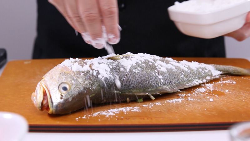 Đ&acirc;y l&agrave; kẻ th&ugrave; của dầu mỡ: Cho v&agrave;o khi r&aacute;n c&aacute;, c&aacute; gi&ograve;n thơm, kh&ocirc;ng d&iacute;nh chảo, kh&ocirc;ng bắn dầu- Ảnh 3.