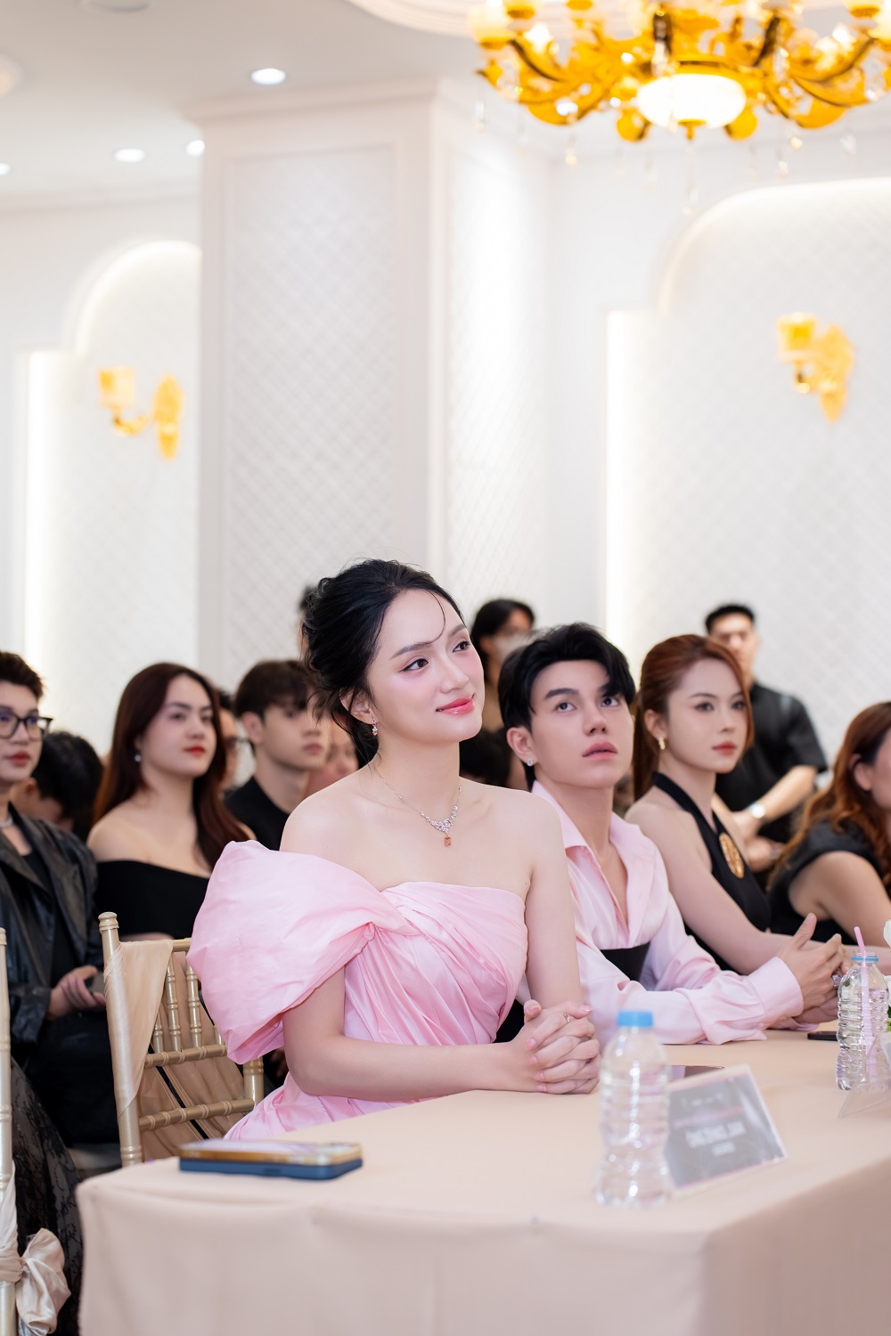 Hương Giang xuất hiện rạng rỡ tại sự kiện, lên tiếng tin đồn tiếp tục thi hoa hậu, tranh giải 1 triệu đô- Ảnh 6.