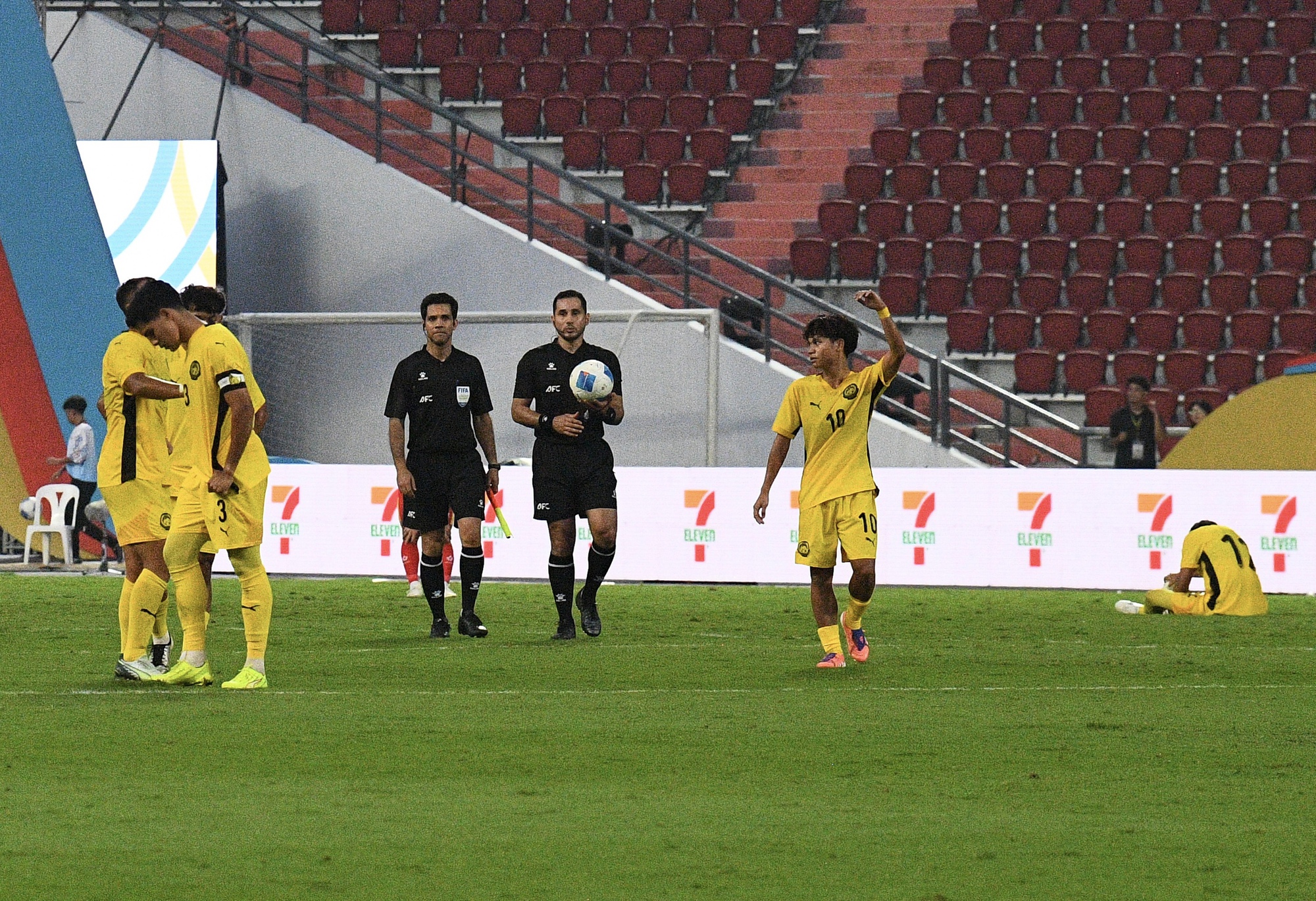 Thắng 2-0 đẹp mắt, dàn hot boy U22 Việt Nam còn ghi điểm bởi hành động đẹp hơn với đối thủ Malaysia- Ảnh 4.