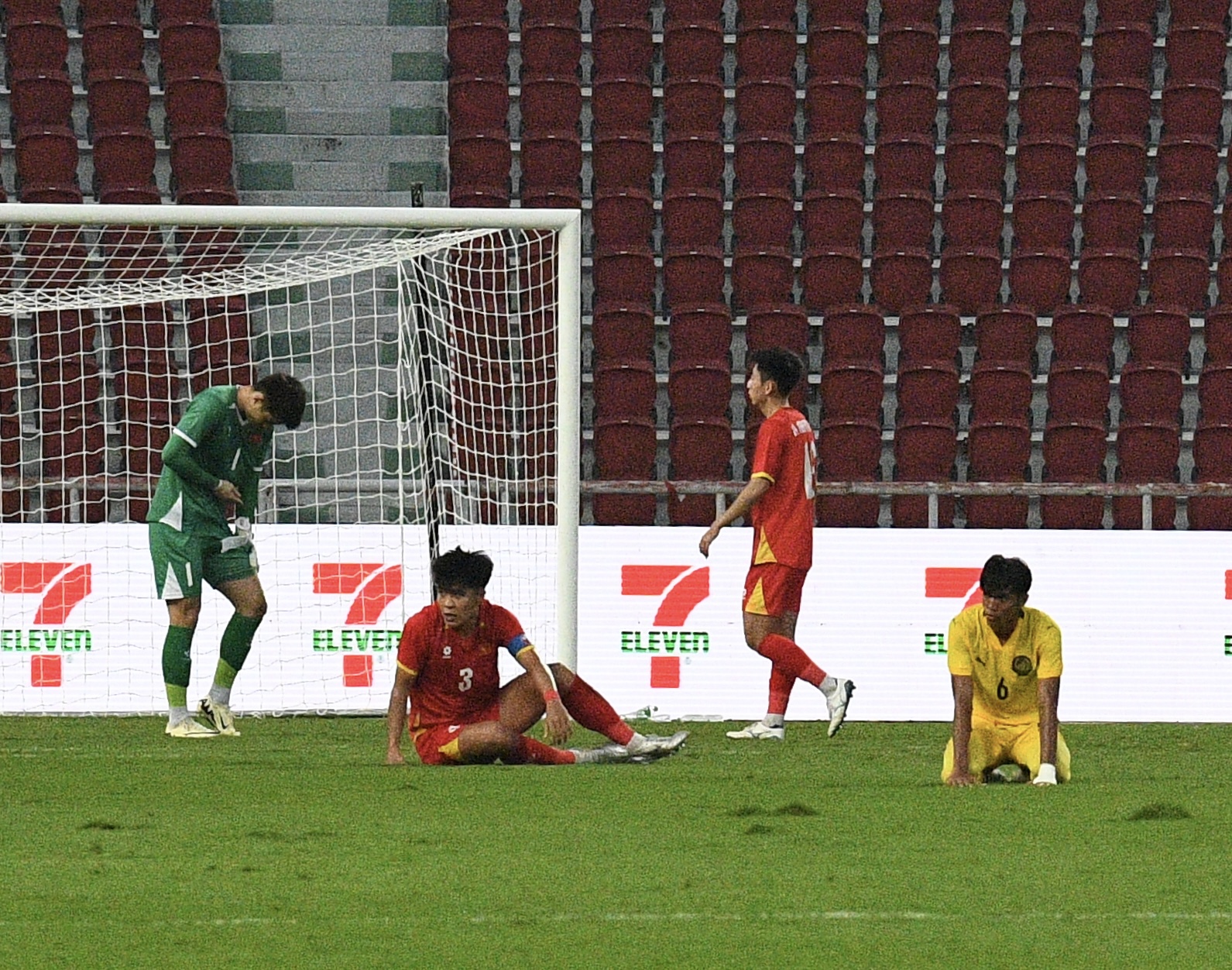 Thắng 2-0 đẹp mắt, dàn hot boy U22 Việt Nam còn ghi điểm bởi hành động đẹp hơn với đối thủ Malaysia- Ảnh 3.