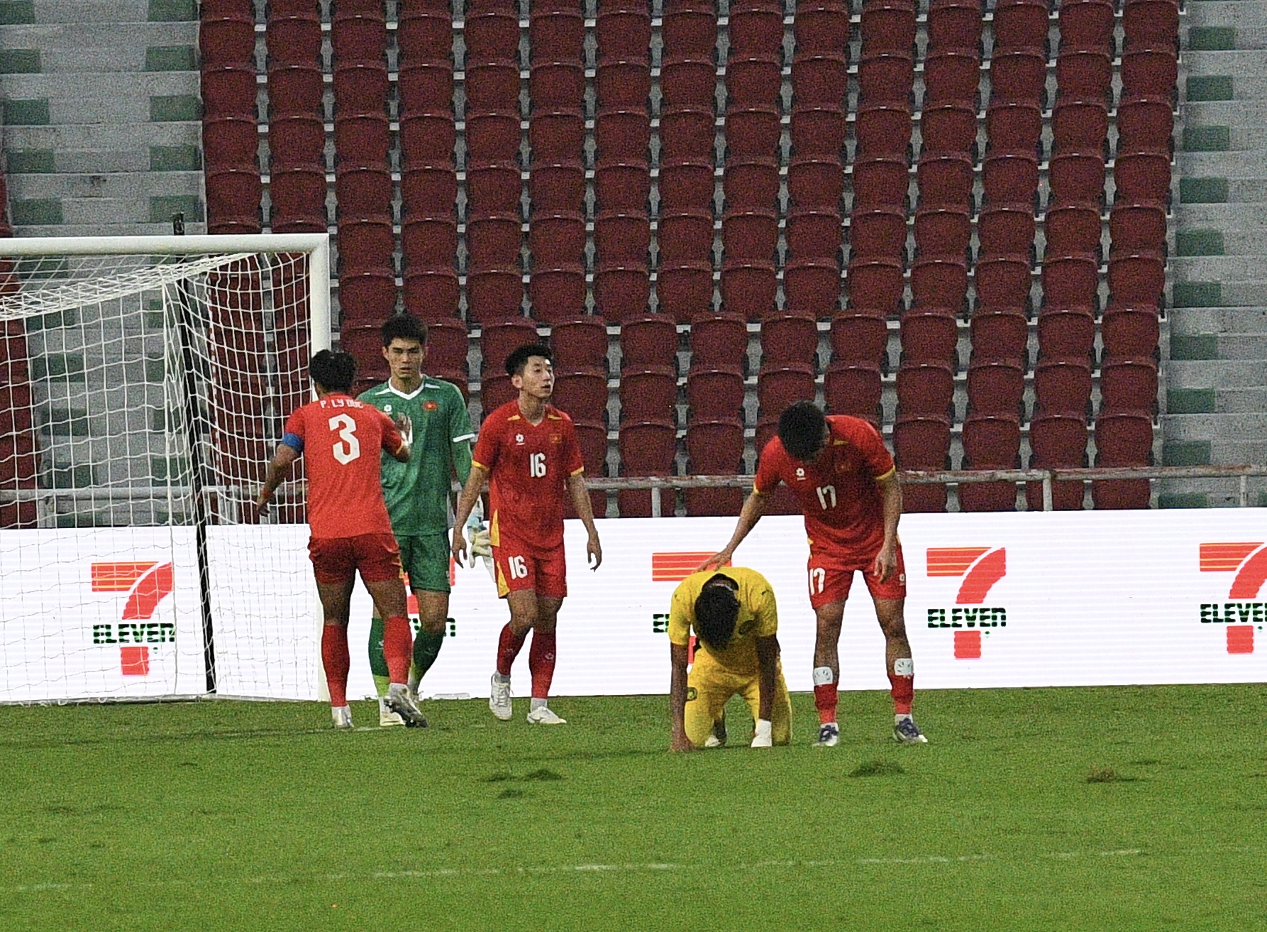 Thắng 2-0 đẹp mắt, dàn hot boy U22 Việt Nam còn ghi điểm bởi hành động đẹp hơn với đối thủ Malaysia- Ảnh 9.